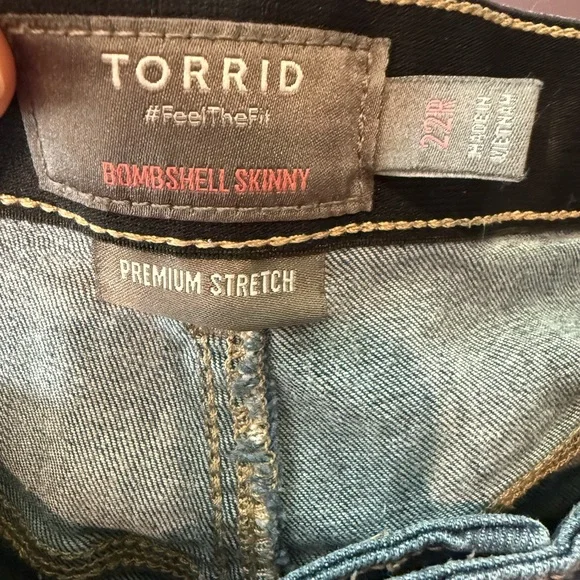 TORRID BOMBSHELL SKINNY JEANS - Picture 4 of 4
